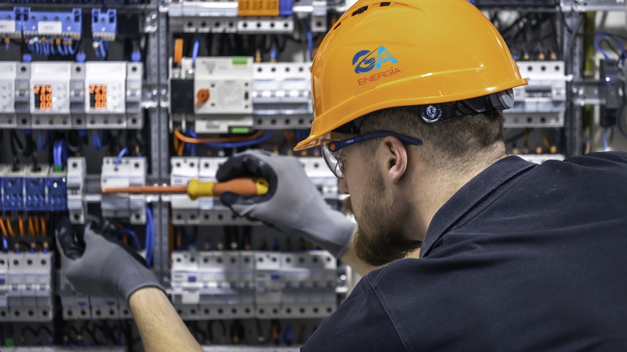 ELECTRICISTA HACIENDO REPAROS EN UNA ESTRUCTURA ELÉCTRICA. EMPRESA DE ELECTRICISTAS EN ALICANTE.