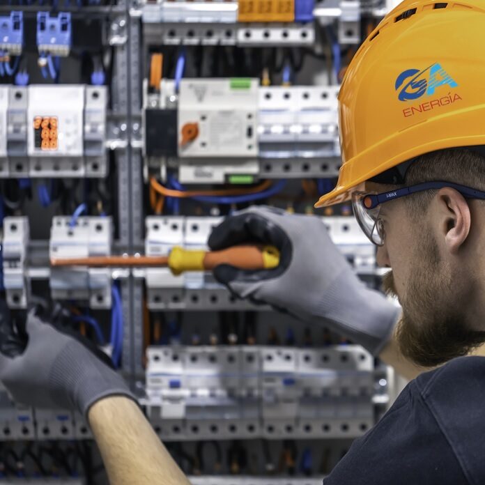 ELECTRICISTA HACIENDO REPAROS EN UNA ESTRUCTURA ELÉCTRICA. EMPRESA DE ELECTRICISTAS EN ALICANTE.
